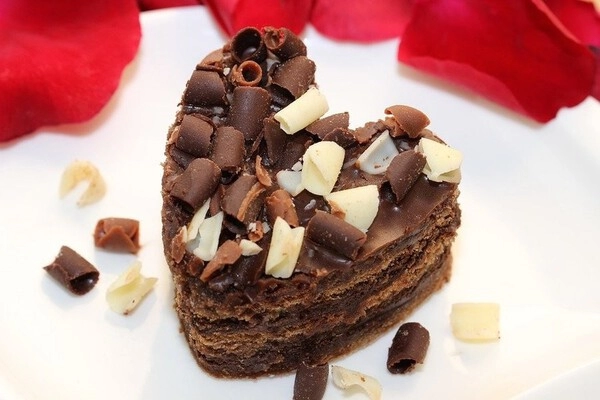 cokoladna torta s pudingom
